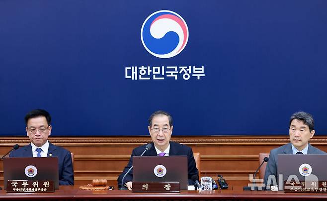 [서울=뉴시스] 조수정 기자 = 한덕수 대통령 권한대행 국무총리가 25일 정부서울청사에서 열린 국무회의를 주재하고 있다. 왼쪽은 최상목 경제부총리 겸 기획재정부 장관, 오른쪽은 이주호 사회부총리 겸 교육부 장관. (대통령실통신사진기자단) 2025.03.25. chocrystal@newsis.com