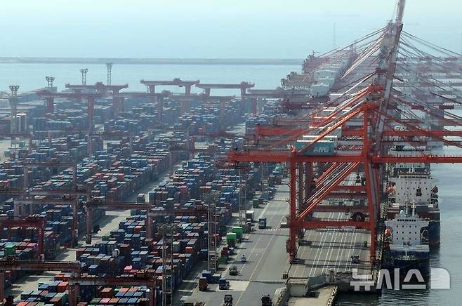 [부산=뉴시스] 하경민 기자 = 부산 남구 신선대부두에서 수출입 컨테이너 선적 및 하역작업이 진행되고 있다. 2025.04.09. yulnetphoto@newsis.com