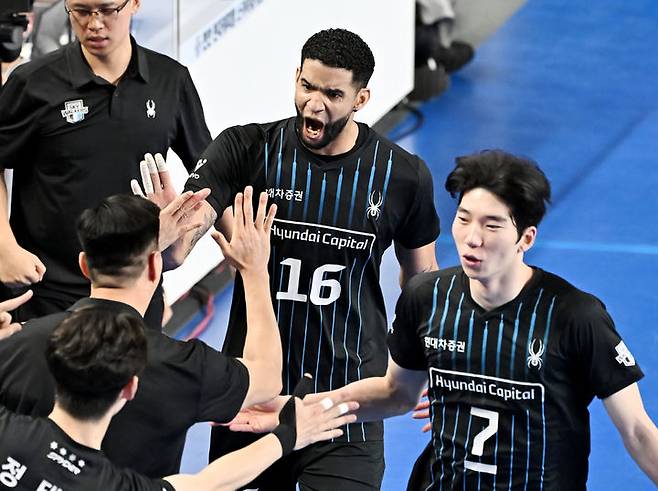 [서울=뉴시스] 황준선 기자 = 지난 3일 오후 충남 천안 유관순체육관에서 도드람 2024-2025 V리그 남자부 챔피언 결정전 2차전 현대캐피탈과 대한항공의 경기, 현대캐피탈 레오와 허수봉이 기뻐하고 있다. (사진=한국배구연맹 제공) 2025.04.03. photo@newsis.com *재판매 및 DB 금지