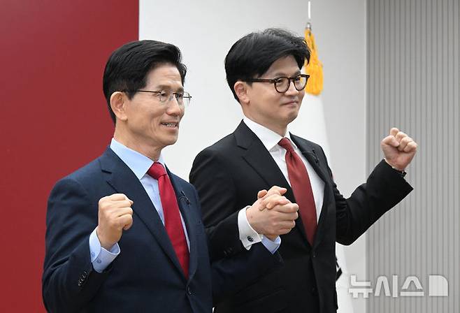 [서울=뉴시스] 국회사진기자단 = 김문수(왼쪽) 제21대 대통령 선거 국민의힘 경선 후보가 지난 23일 오후 서울 여의도 국민의힘 중앙당사에서 열린 2차 경선토론회 미디어데이에서 한동훈 후보를 맞수토론 상대로 지목한 뒤 기념촬영하고 있다. 2025.04.23. photo@newsis.com