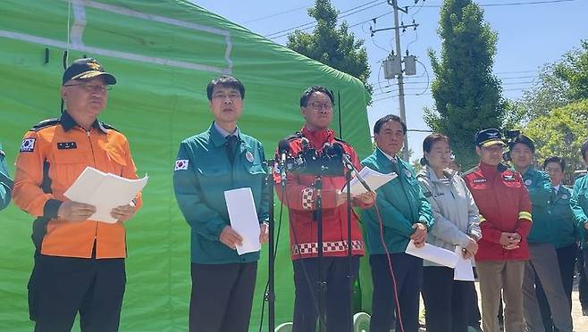 [대구=뉴시스] 정재익 기자 = 29일 대구 북구 조야초등학교 운동장에서 대구시 산불방지대책본부가 언론 브리핑을 열고 있다. 2025.04.29. jjikk@newsis.com  *재판매 및 DB 금지