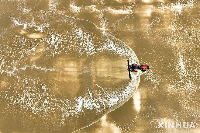 [톈진=신화/뉴시스] 27일(현지 시간) 중국 북부 톈진에 있는 한 염전에서 근로자가 기계를 몰며 소금을 수확하고 있다. 봄철 소금 수확은 보통 3월 중하순부터 6월까지 이어지며, 날씨에 따라 기간이 달라진다. 2025.04.29.