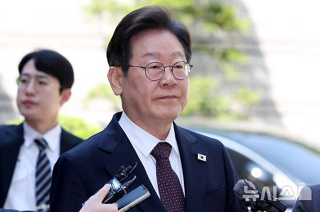 [서울=뉴시스] 추상철 기자 = 이재명 더불어민주당 제21대 대통령 선거 후보가 29일 오전 서울 서초구 서울중앙지방법원에서 '대장동 배임 및 성남FC 뇌물 의혹' 혐의와 관련 공판에 출석하고 있다. 2025.04.29. scchoo@newsis.com