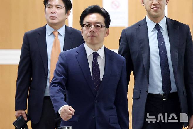 [서울=뉴시스] 추상철 기자 = 윤승영 전 경찰청 국가수사본부 수사기획조정관(치안감)이 29일 오전 서울 서초구 서울중앙지방법원에서 '12·3 비상계엄 사태 관련 내란중요임무종사' 등 혐의와 관련 공판에 출석하고 있다. 2025.04.29. scchoo@newsis.com