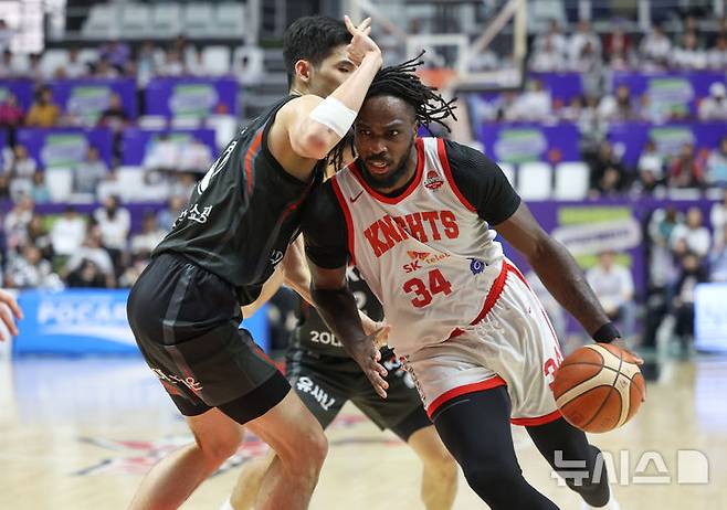 [수원=뉴시스] 황준선 기자 = 29일 오후 경기 수원시 권선구 KT소닉붐아레나에서 열린 2024~2025 프로농구 4강 플레이오프 수원KT와 서울SK의 4차전, SK 자밀 워니가 돌파하고 있다. 2025.04.29. hwang@newsis.com