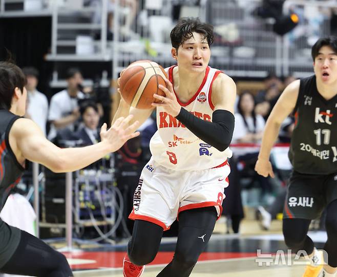 [수원=뉴시스] 황준선 기자 = 29일 오후 경기 수원시 권선구 KT소닉붐아레나에서 열린 2024~2025 프로농구 4강 플레이오프 수원KT와 서울SK의 4차전, SK 안영준이 돌파하고 있다. 2025.04.29. hwang@newsis.com