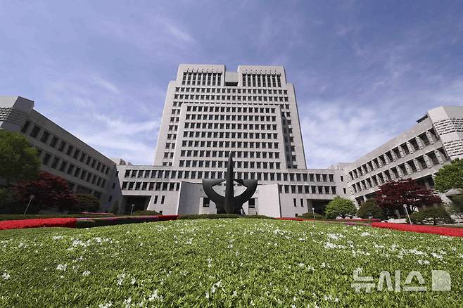 [서울=뉴시스] 김근수 기자 =  대법원이 이재명 더불어민주당 대선 후보의 공직선거법 위반 사건을 다음달 1일 선고한다. 사진은 서울 서초구 대법원 청사 모습. 2025.04.29. ks@newsis.com