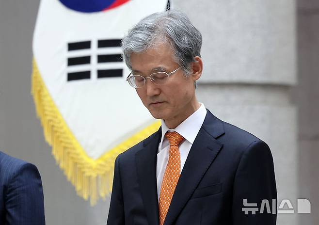 [서울=뉴시스] 이영환 기자 = 조희대 대법원장이 지난 9일 오전 서울 서초구 대법원에서 열린 마용주 대법관 취임식에서 묵념을 하고 있다. 2025.04.29. 20hwan@newsis.com
