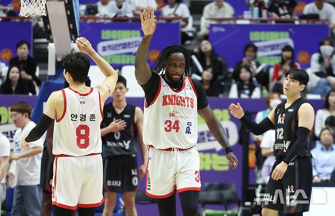 [수원=뉴시스] 황준선 기자 = 29일 오후 경기 수원시 권선구 KT소닉붐아레나에서 열린 2024~2025 프로농구 4강 플레이오프 수원KT와 서울SK의 4차전, SK 자밀 워니가 득점한 뒤 기뻐하고 있다. 2025.04.29. hwang@newsis.com