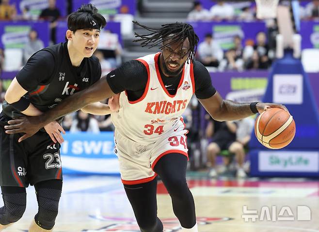 [수원=뉴시스] 황준선 기자 = 29일 오후 경기 수원시 권선구 KT소닉붐아레나에서 열린 2024~2025 프로농구 4강 플레이오프 수원KT와 서울SK의 4차전, SK 자밀 워니가 돌파하고 있다. 2025.04.29. hwang@newsis.com