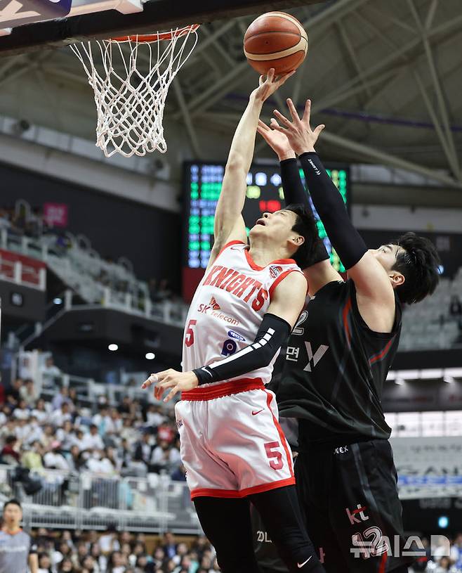 [수원=뉴시스] 황준선 기자 = 29일 오후 경기 수원시 권선구 KT소닉붐아레나에서 열린 2024~2025 프로농구 4강 플레이오프 수원KT와 서울SK의 4차전, SK 김선형이 슛 하고 있다. 2025.04.29. hwang@newsis.com