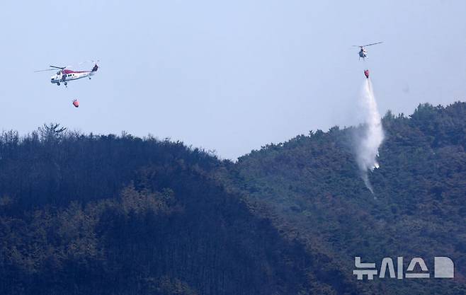 [대구=뉴시스] 이무열 기자 = 대구 북구 함지산 산불 이틀째인 29일 대구 북구 산불 현장에서 헬기가 진화작업을 하고 있다. 2025.04.29. lmy@newsis.com
