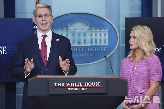 [워싱턴=AP/뉴시스]도널드 트럼프 미국 행정부 출범 100일을 맞은 29일(현지 시간) 스콧 베선트 미 재무장관이 백악관 기자회견에서 발언하고 있다. 2025.04.29.