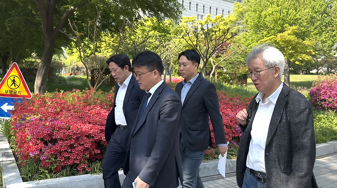 ▲ 2025년 4월 28일 ‘뉴스타파 v. 윤석열’ 사건 봉지욱 기자 2차 공판준비기일. 봉지욱·김용진 기자와 변호인들이 법원을 나가고 있다.