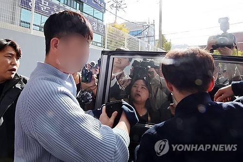 영장실질심사 마치고 호송차 올라타는 '음주 헌터' 유튜버 [연합뉴스 사진]