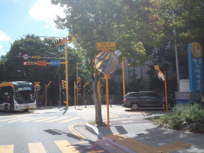 울산 북구지역 전 초등학교 어린이보호구역에 사고예방 키높이 반사경이 설치된다. 북구청 제공