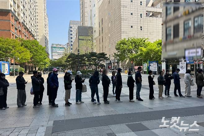 서울 양천구 한 대리점 앞에서 시민들이 유심 교체를 위해 줄을 서고 있다. 김조휘 기자
