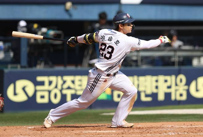 최근 10경기 타율 1할1푼1리의 부진으로 29일 2년 만에 9번 타자로 내려간 강승호. 두산