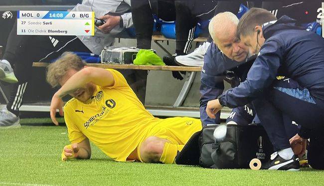 [사진] 몰데와 경기 도중 발목에 충격을 입고 쓰러진 올레 블룸버그 / Nordisk Norvège.