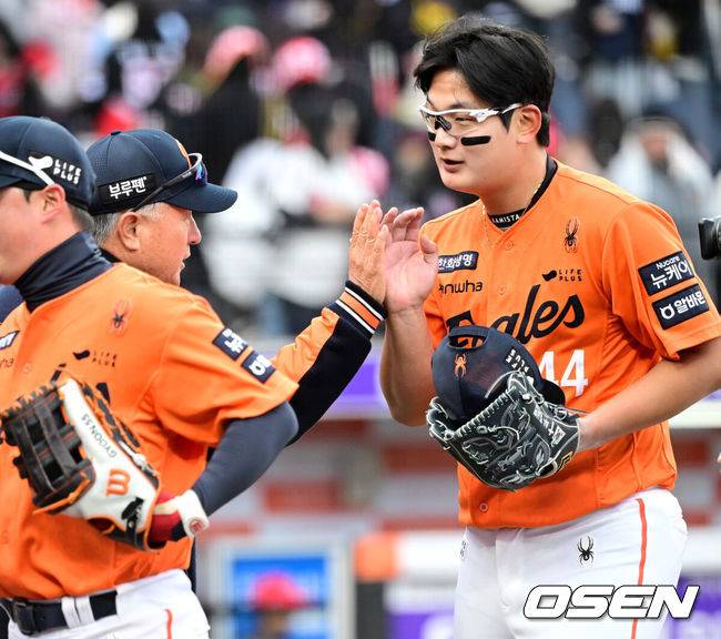 [OSEN=최규한 기자] 세이브를 거둔 한화 김서현이 김경문 감독과 인사를 나누고 있다. 2025.03.29 / dreamer@osen.co.kr