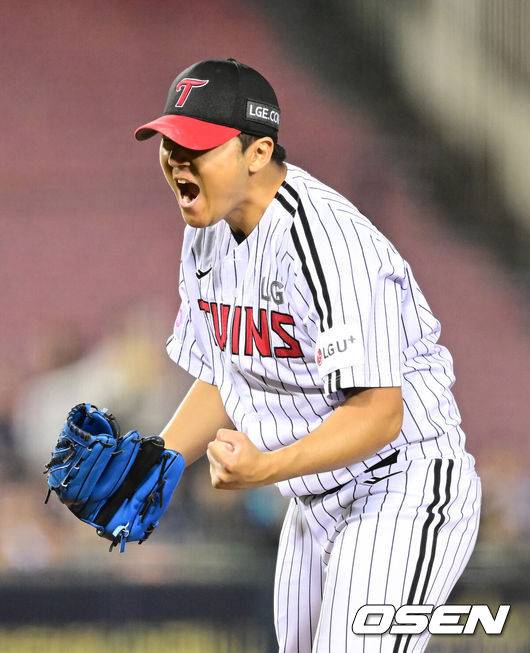 [OSEN=잠실, 김성락 기자] 23일 오후 서울 잠실야구장에서 2025 신한 SOL Bank KBO리그 LG 트윈스와 NC 다이노스의 경기가 열렸다.LG는 송승기, NC는 로건을 선발 투수로 내세웠다.6회초 2사 1루 LG 투수 송승기가 NC 박한결을 삼진아웃 시킨 뒤 포효하고 있다. 2025.04.23 / ksl0919@osen.co.kr