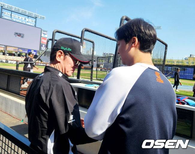 [OSEN=이상학 기자] KT 이강철 감독(왼쪽)이 26일 경기 전 인사를 하러온 한화 엄상백과 대화를 나누고 있다. /waw@osen.co.kr