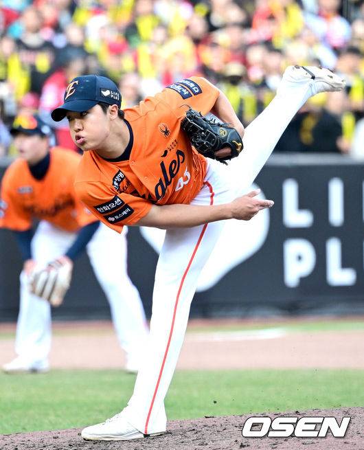 [OSEN=대전, 최규한 기자] 9회초 마운드에 오른 한화 투수 정우주가 힘차게 공을 뿌리고 있다. 2025.03.30 / dreamer@osen.co.kr