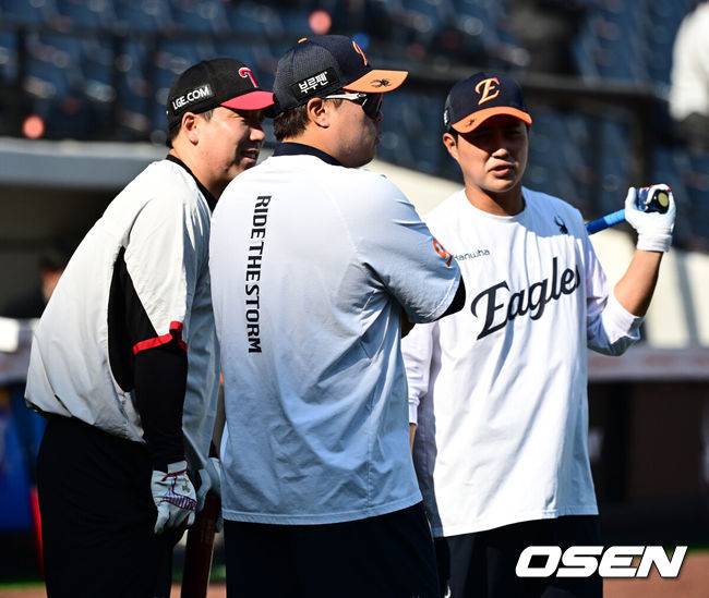 [OSEN=대전, 지형준 기자] 29일 대전 한화생명볼파크에서 2025 신한 SOL Bank KBO리그 한화 이글스와 LG 트윈스의 경기가 열렸다.이날 한화는 우완 라이언 와이스, LG는 좌완 송승기가 선발로 나섰다. 경기에 앞서 한화 류현진, 채은성과 LG 김현수가 이야기를 나누고 있다. 2025.04.29 /jpnews@osen.co.kr