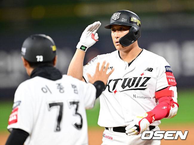 [OSEN=수원, 김성락 기자] 22일 오후 수원 KT위즈파크에서 ‘2025 신한 SOL Bank KBO리그’ KT 위즈와 SSG 랜더스의 경기가 열렸다.홈팀 KT는 오원석, 원정팀 SSG는 김광현을 선발로 내세웠다. 3회말 1사 1, 2루 KT 황재균이 안타를 날린 뒤 세리머니를 하고 있다. 2025.04.22 / ksl0919@osen.co.kr