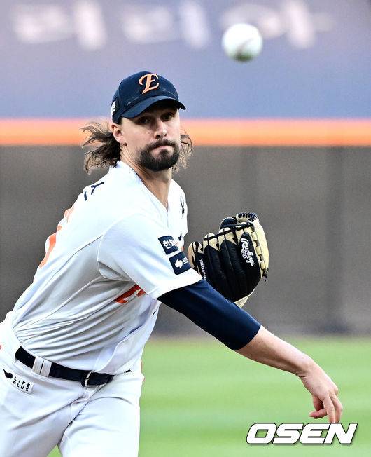 [OSEN=대전, 지형준 기자] 29일 대전 한화생명볼파크에서 2025 신한 SOL Bank KBO리그 한화 이글스와 LG 트윈스의 경기가 열렸다.이날 한화는 우완 라이언 와이스, LG는 좌완 송승기가 선발로 나섰다. 1회초 한화 와이스가 역투하고 있다. 2025.04.29 /jpnews@osen.co.kr