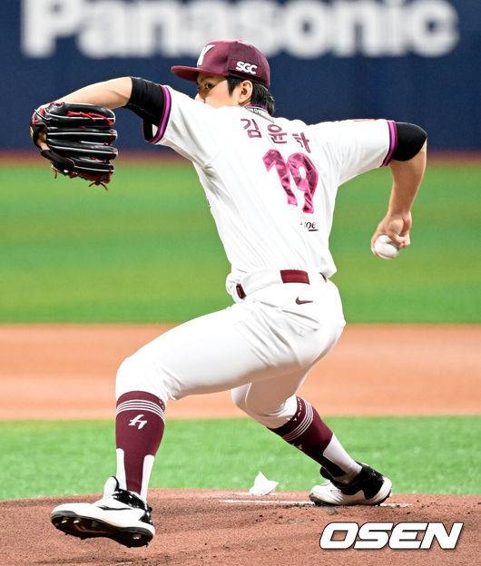 [OSEN=고척, 조은정 기자]29일 오후 서울 고척스카이돔에서 ‘2025 신한 SOL BANK KBO리그’  키움 히어로즈와 롯데 자이언츠의 경기가 진행됐다.이날 경기에서 키움은 김윤하를, 롯데는 반즈를 선발투수로 내세웠다.1회초 키움 선발 김윤하가 역투하고 있다. 2025.04.29 /cej@osen.co.kr