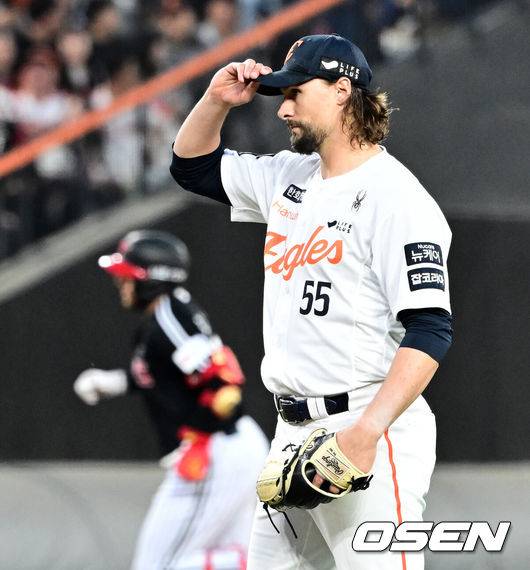 [OSEN=대전, 지형준 기자] 29일 대전 한화생명볼파크에서 2025 신한 SOL Bank KBO리그 한화 이글스와 LG 트윈스의 경기가 열렸다.이날 한화는 우완 라이언 와이스, LG는 좌완 송승기가 선발로 나섰다. 3회초 1사 1루에서 한화 와이스가 LG 오스틴에 역전 좌월 투런포를 허용하며 아쉬워하고 있다. 2025.04.29 /jpnews@osen.co.kr