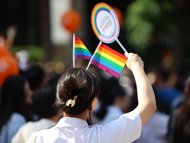 ▲1일 오후 서울 종로구 종각역 인근에서 열린 서울퀴어퍼레이드 참가자가 무지개 깃발이 달린 머리띠를 착용하고 있다. ⓒ연합뉴스