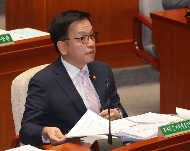 ▲최상목 경제부총리 겸 기획재정부 장관이 29일 국회에서 추가경정예산(추경)안을 심사하는 종합정책질의 등을 위해 열린 국회 예산결산특별위원회 전체회의에 참석해 의원 질의에 답변하고 있다. ⓒ연합뉴스