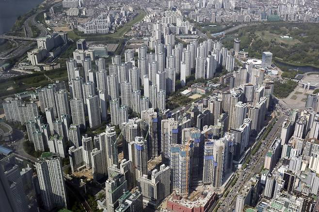 서울 고층 아파트 단지들이 밀집해 있는 모습. 국민평형(전용 84㎡) 아파트의 평균 매매가격이 14억 원을 넘어선 가운데, 송파구는 1분기 기준 평균 19억 원을 기록하며 서울 상위권에 올랐다.뉴시스