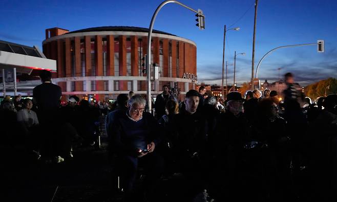 스페인과 포르투갈 등 이베리아반도 전역과 프랑스 남부 등에 대규모 정전이 발생해 주요 인프라가 마비됐다. AP연합뉴스