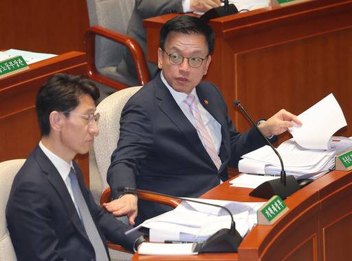 최상목 경제부총리 겸 기획재정부 장관(오른쪽)이 29일 추가경정예산(추경)안 심사를 위해 열린 국회 예산결산특별위원회 전체회의에 참석해 있다. 연합뉴스