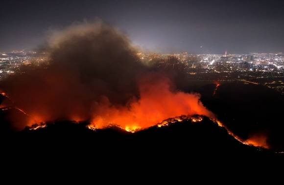 28일 밤 대구 북구 노곡동과 조야동 인근 산을 따라 불이 주택가 방향으로 확산하고 있다. 2025.4.28 뉴시스