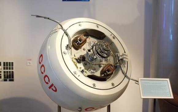 러시아 우주항공박물관에 전시된 코스모스 482 위성의 복제품. 위키피디아