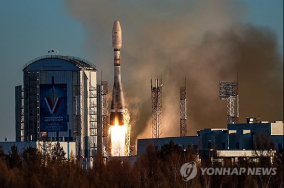 인공위성을 싣고 발사되는 러시아 소유즈-2.1b 로켓. 타스통신 연합뉴스
