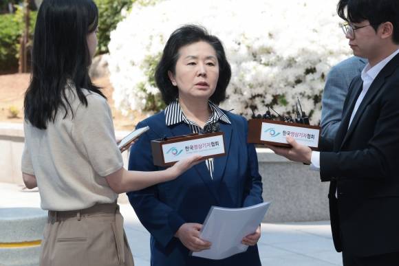 취재진 질문에 답하는 김영선 전 의원 - 29일 김영선 전 국민의힘 의원이 윤석열 전 대통령 부부와 구(舊)여권 정치인 다수가 연루된 공천 개입·여론조사 의혹 관련 조사를 받기 위해 참고인 신분으로 서초구 서울고검으로 들어서며 취재진 질문에 답하고 있다. 2025.4.29 연합뉴스