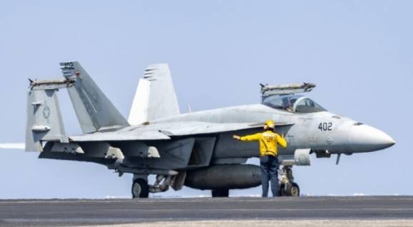 미 해군 항공 조타수가 미 중부사령부 관할 구역에 있는 니미츠급 항공모함 USS 해리 S. 트루먼의 비행갑판에서 제136 전투비행대대(VFA) 소속 F/A-18E 슈퍼호넷을 지휘하고 있다. 미 해군 제공