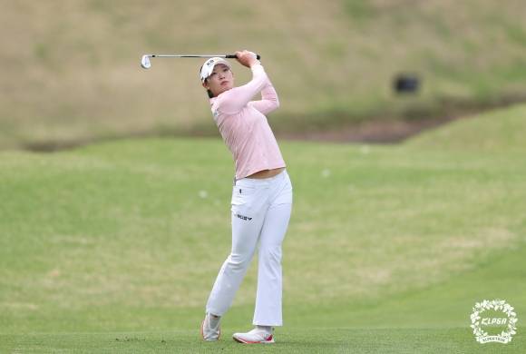 방신실의 아이언샷 - 방신실의 아이언샷     (서울=연합뉴스) 방신실이 27일 충북 충주 킹스데일GC에서 열린 ‘덕신EPC 챔피언십’ FR 2번 홀에서 아이언샷하고 있다. 2025.4.27 [KLPGA 제공. 재판매 및 DB 금지]     photo@yna.co.kr (끝)   <저작권자(c) 연합뉴스, 무단 전재-재배포, AI 학습 및 활용 금지>