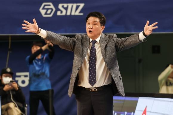 유도훈 안양 정관장 신임 감독이 2023년 2월 대구실내체육관에서 열린 2022~23 프로농구 정규시즌 경기에서 선수들을 지휘하고 있다. KBL 제공