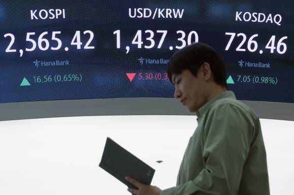 코스피-코스닥 상승, 달러/원 환율 하락 - 29일 오후 서울 중구 하나은행 본점 딜링룸 전광판에 증시가 표시되고 있다. 이날 코스피 지수는 전 거래일 대비 16.56p(0.65%) 오른 2,565.42, 코스닥 지수는 7.05p(0.98%) 오른 726.46으로 마감했으며, 달러·원 환율은 5.30원 내려 1,437.30원을 보이고 있다.  2025.4.29 뉴스1