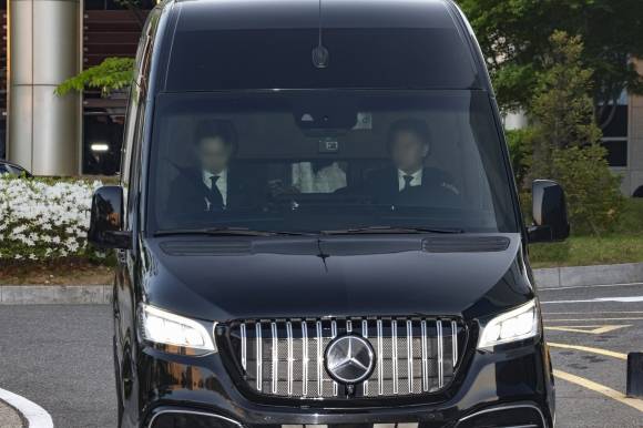 도널드 트럼프 미국 대통령의 장남 트럼프 주니어가 탄 차량이 29일 오후 서울 강서구 서울김포비즈니스항공센터에서 이동하고 있다. 정용진 신세계그룹 회장의 초청으로 한국을 찾는 트럼프 주니어는 국내 주요 대기업 총수와 개별 면담을 가질 예정이다. 2025.4.29 공동취재