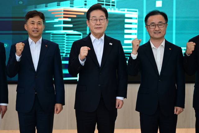 이재명(가운데) 더불어민주당 대선 후보와 곽노정(왼쪽) SK하이닉스 대표이사 사장, 송현종 SK하이닉스 코퍼레이트 사장이 28일 경기도 이천시 SK하이닉스 이천캠퍼스에서 ‘K반도체’ AI 메모리반도체 기업 간담회에 앞서 기념 촬영을 하고 있다. 국회사진기자단