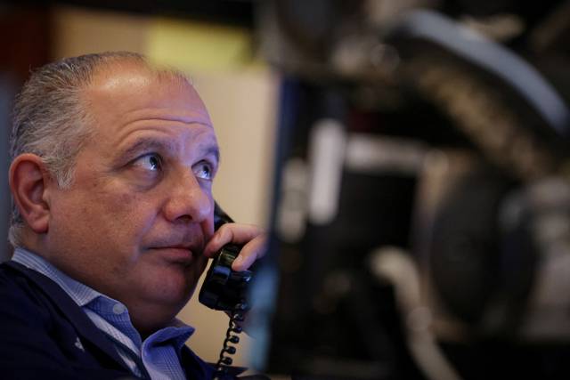 28일(현지 시간) 미국 뉴욕 뉴욕증권거래소에서 한 트레이더가 업무를 보고 있다. 로이터연합뉴스