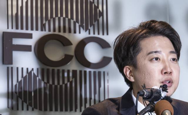 이준석 개혁신당 대선후보가 28일 서울 중구 프레스센터 내 서울외신기자클럽에서 열린 간담회에서 자신의 정책 방향에 관해 설명하고 있다. 연합뉴스