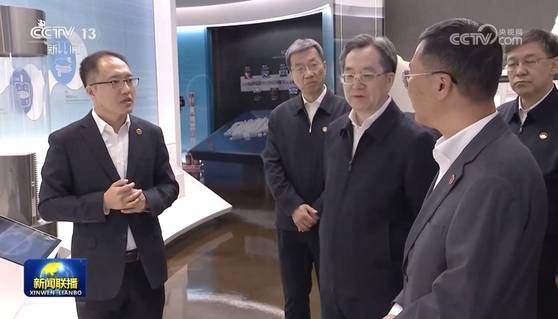 “삼성, 우리 깐부 맞지?” 이달 시진핑 주석의 ‘최측근’인 중국 서열 6위 딩쉐샹(오른쪽 세번째) 중국 상무부총리가 삼성전자 시안 반도체 공장을 찾아 상호 이익을 추구할 것을 당부했습니다. 사진= CC-TV캡처